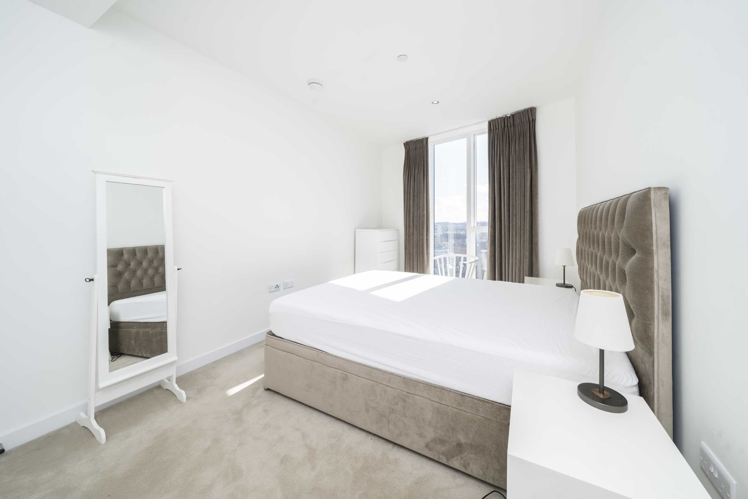 Flat Wyvil Road in Greater London