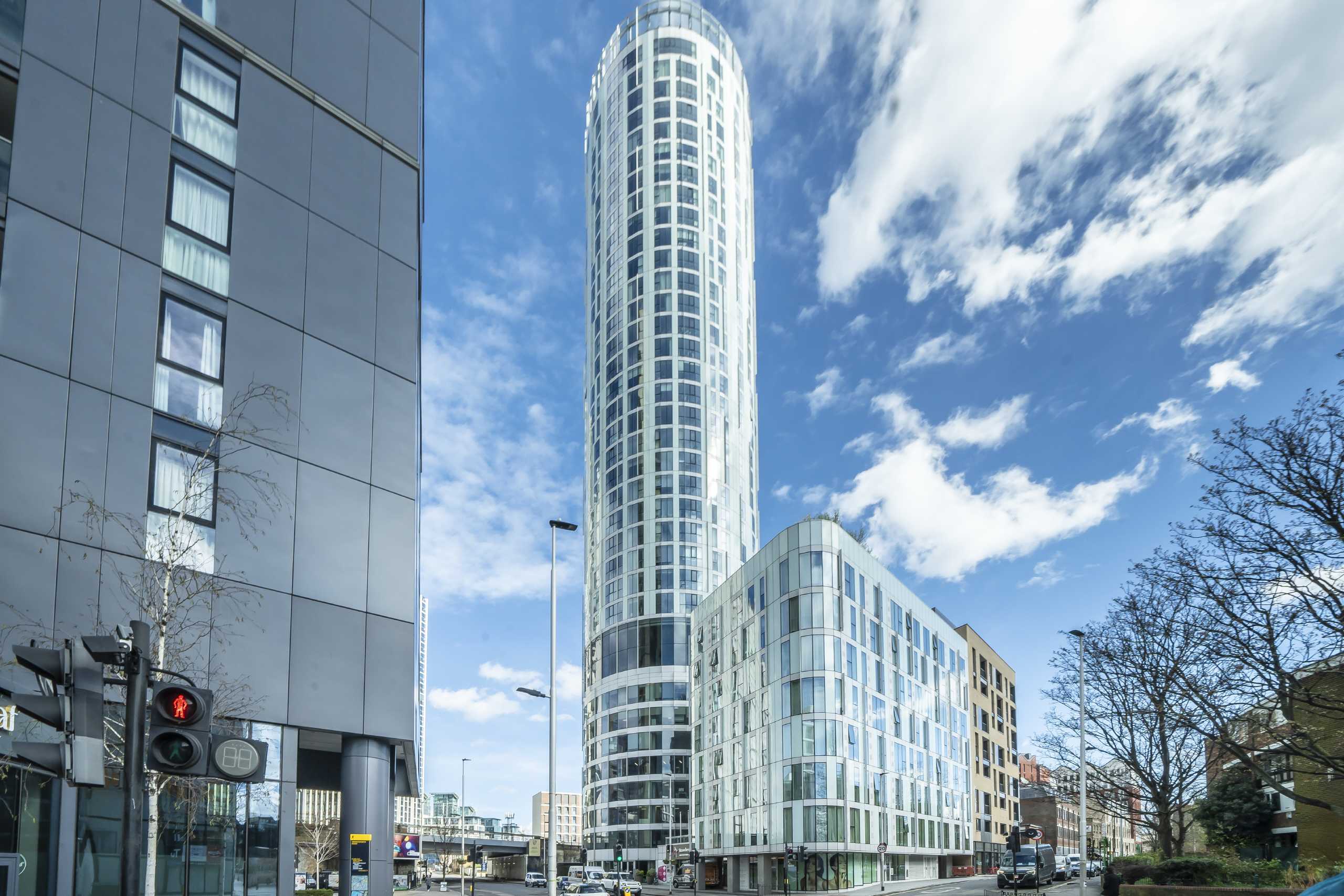 Flat Wyvil Road in Greater London