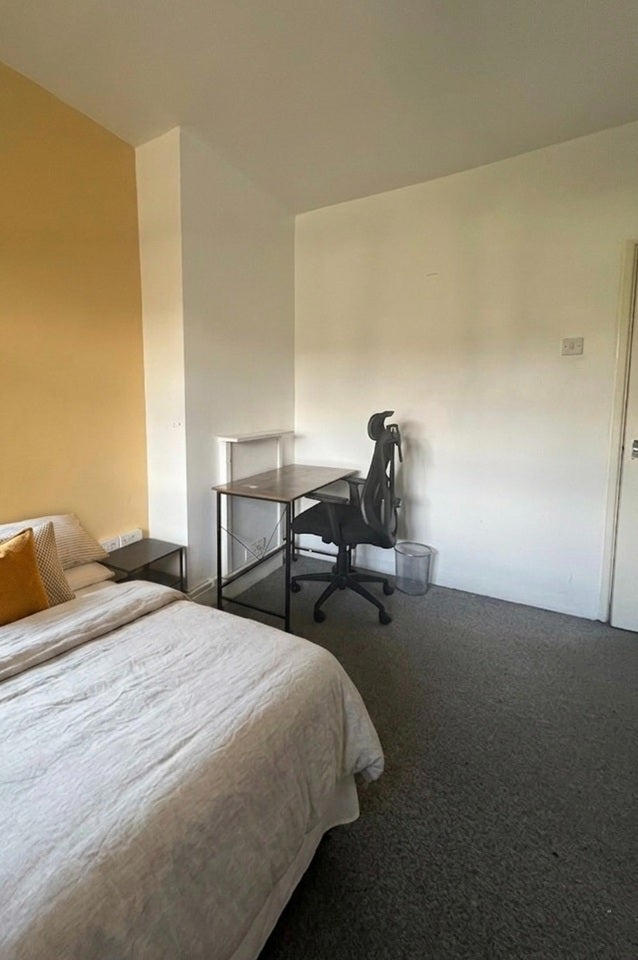 Room Poynders Gardens in Greater London