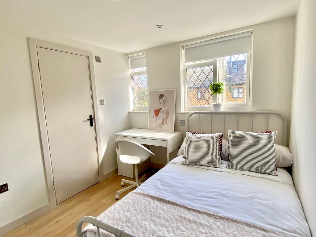 Room Buxton Street in Greater London