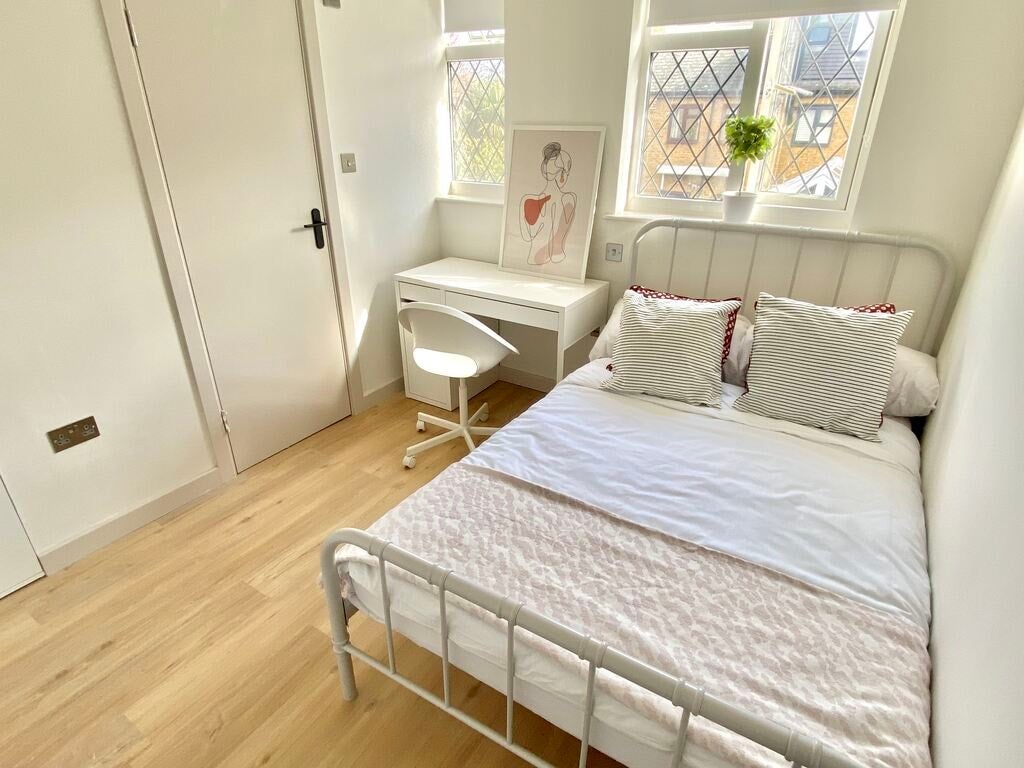 Room Buxton Street in Greater London