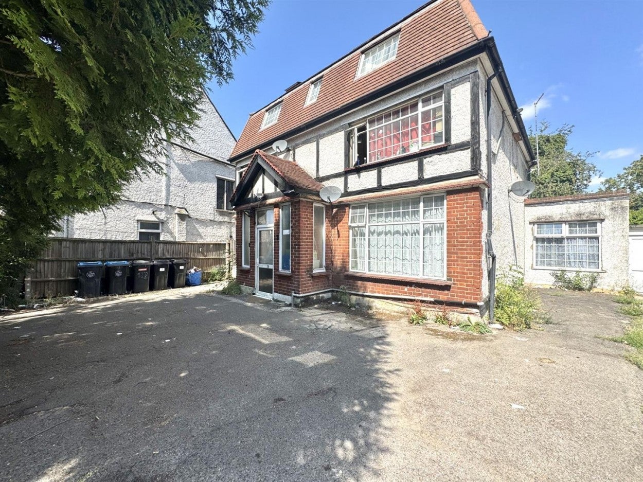 Flat Forty Avenue in Greater London