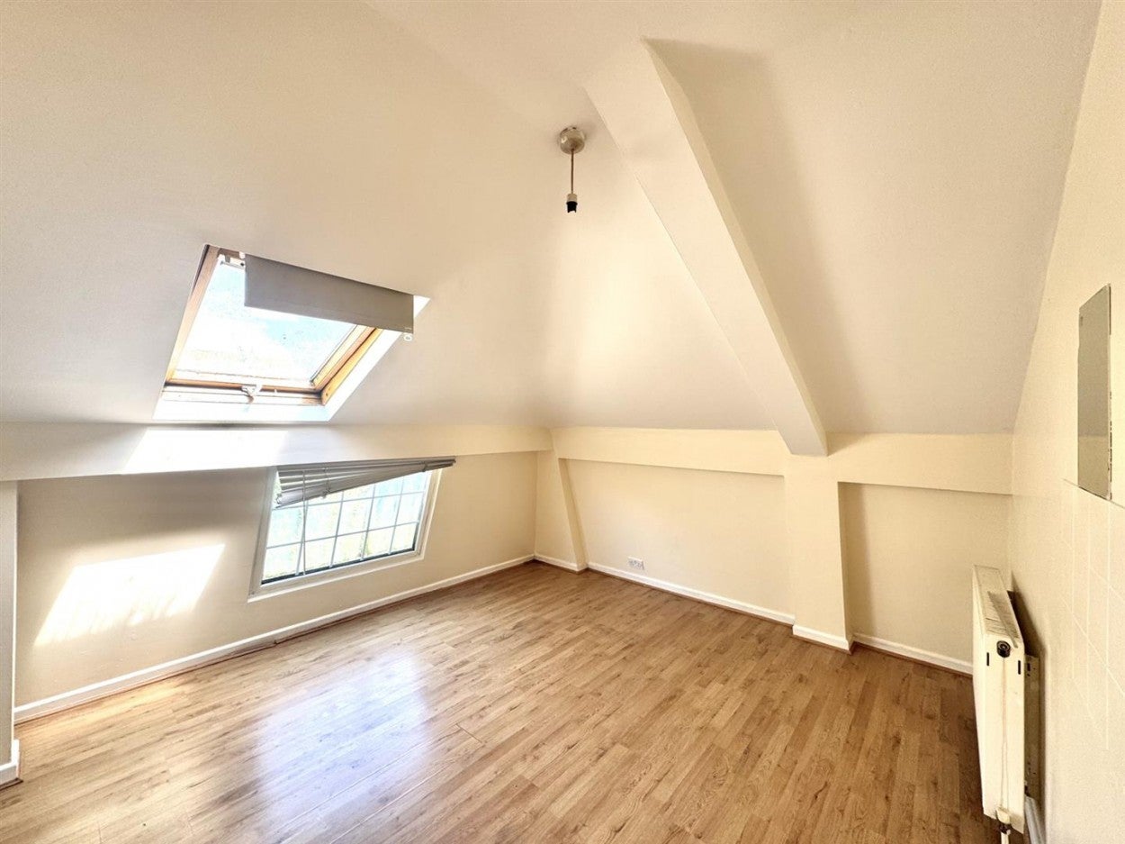 Flat Forty Avenue in Greater London