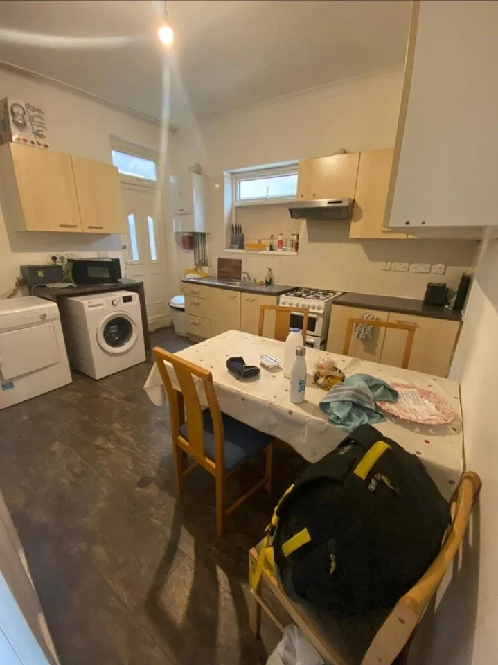 Room Chapter Road in Greater London
