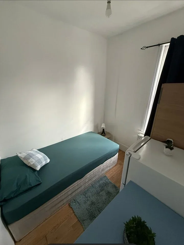 Room Chapter Road in Greater London
