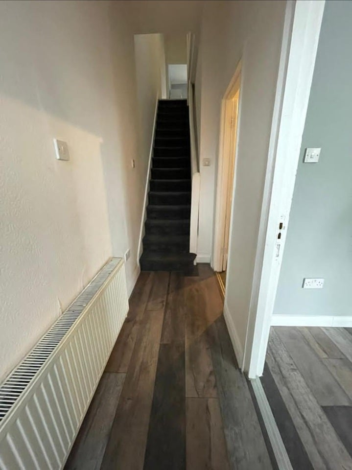 Room Chapter Road in Greater London