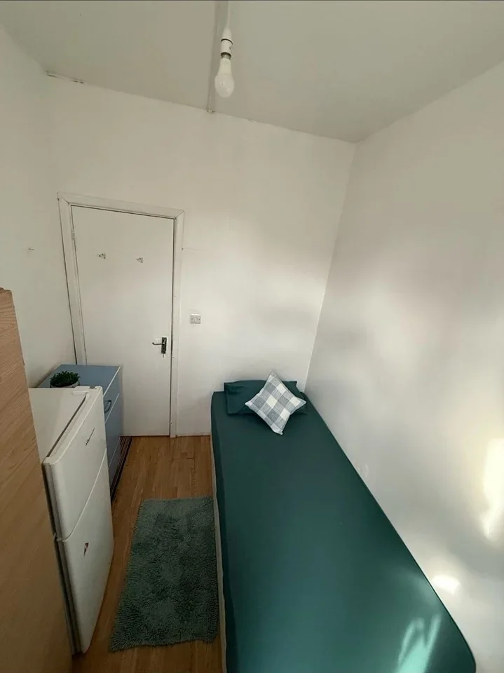 Room Chapter Road in Greater London