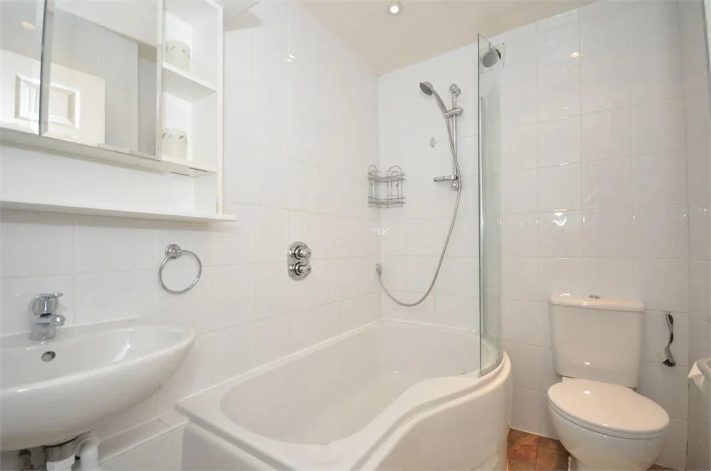 Flat Richmond Crescent in Borough of Spelthorne