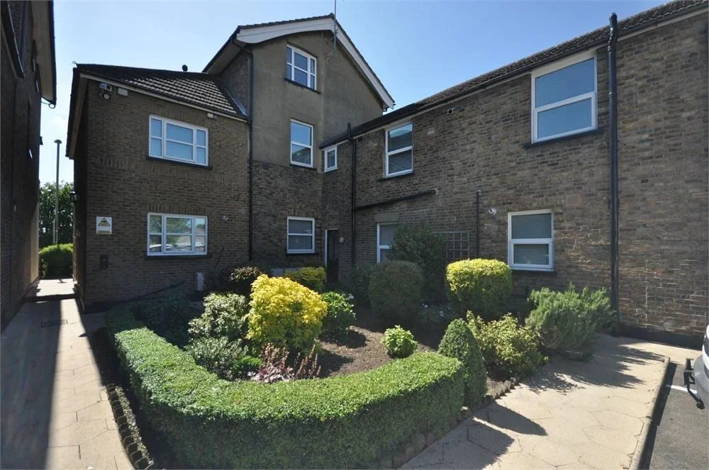 Flat Richmond Crescent in Borough of Spelthorne
