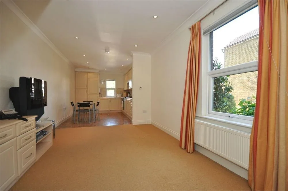 Flat Richmond Crescent in Borough of Spelthorne