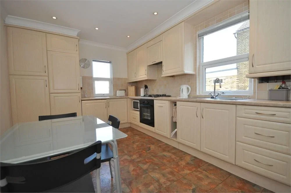 Flat Richmond Crescent in Borough of Spelthorne
