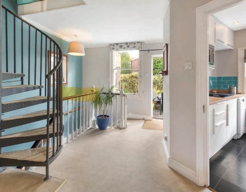 Flat Candahar Road in Greater London