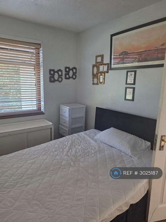 Room Stanley Avenue in Greater London