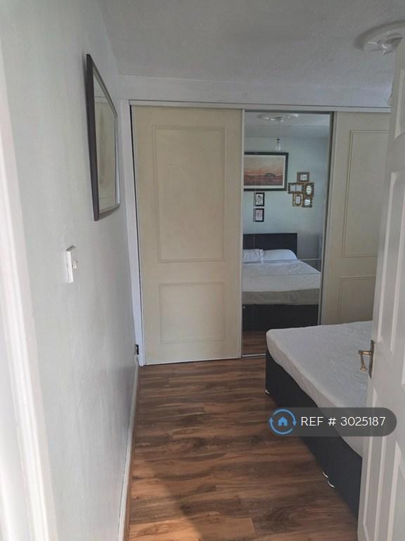 Room Stanley Avenue in Greater London
