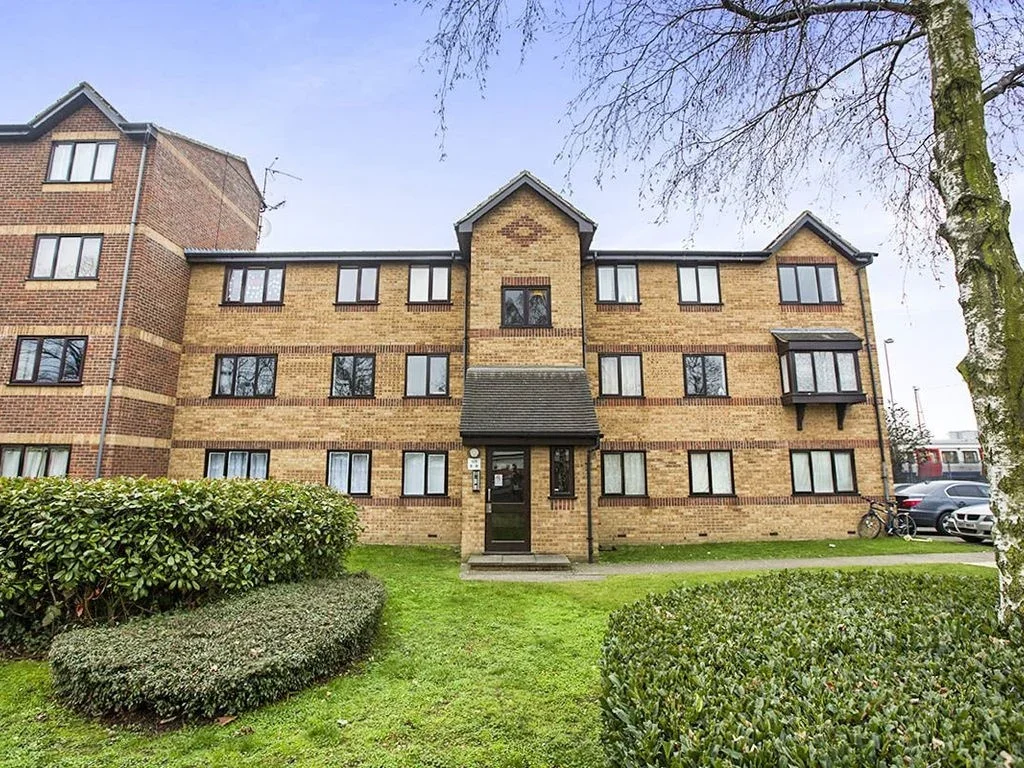 Flat Greenslade Road in Greater London