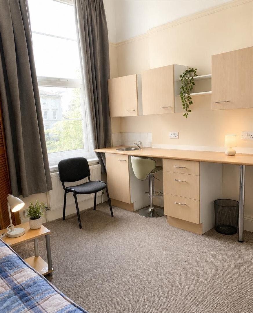 Room Tyndalls Park Road in Bristol