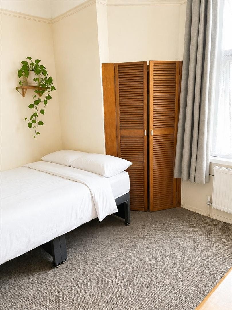 Room Tyndalls Park Road in Bristol