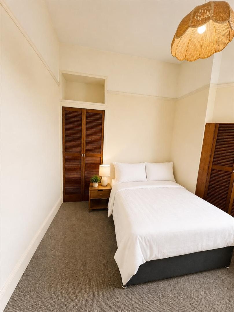 Room Tyndalls Park Road in Bristol