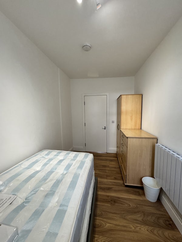 Room Glenthorne Road in Greater London