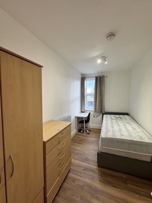 Room Glenthorne Road in Greater London
