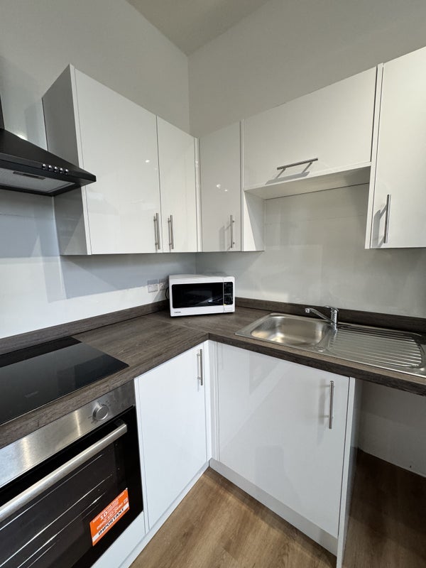 Room Glenthorne Road in Greater London