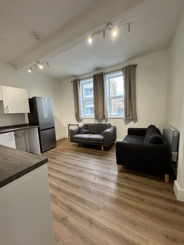 Room Glenthorne Road in Greater London