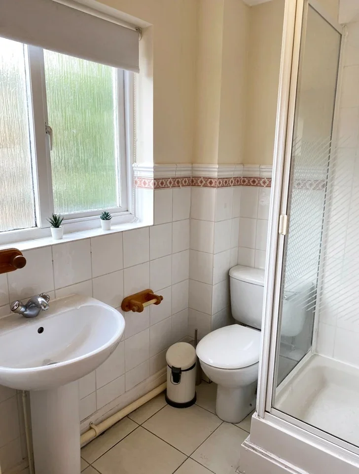 Room Plough Way in Greater London