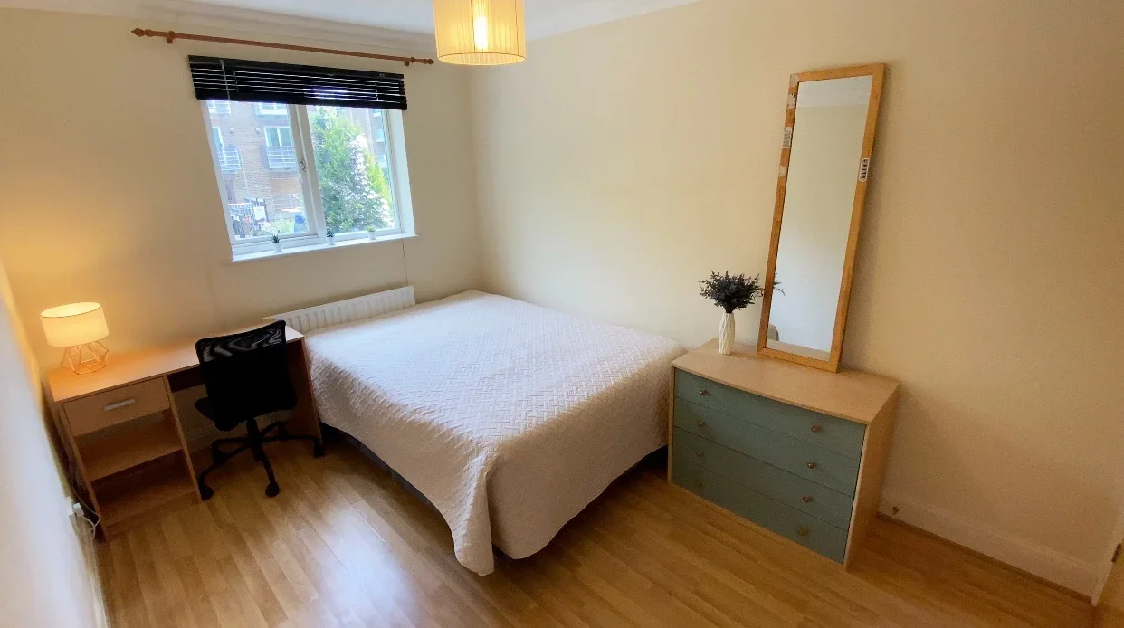 Room Plough Way in Greater London