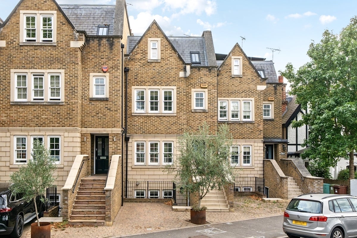 House Grove Park Road in Greater London