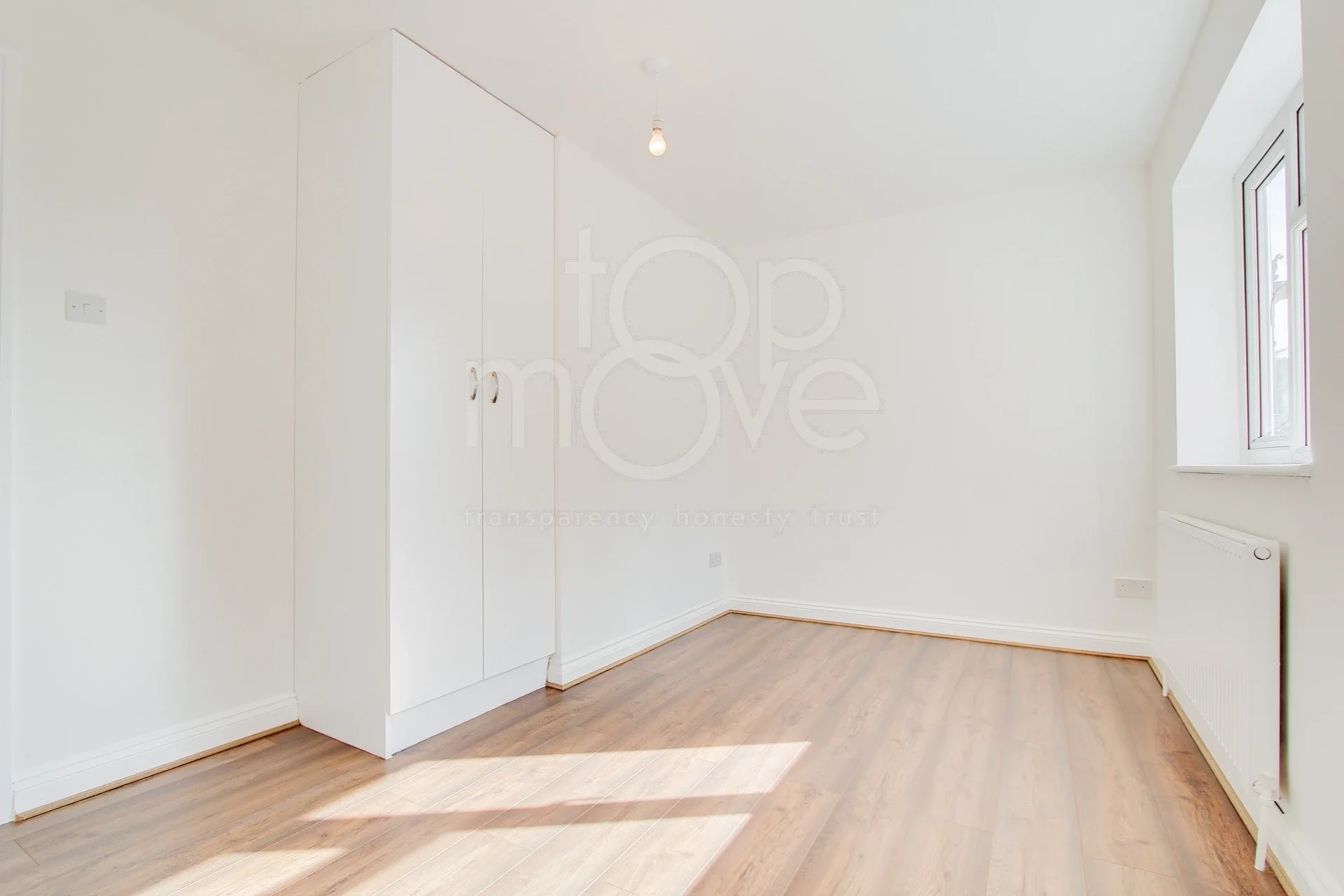 Flat Meopham Road in Greater London
