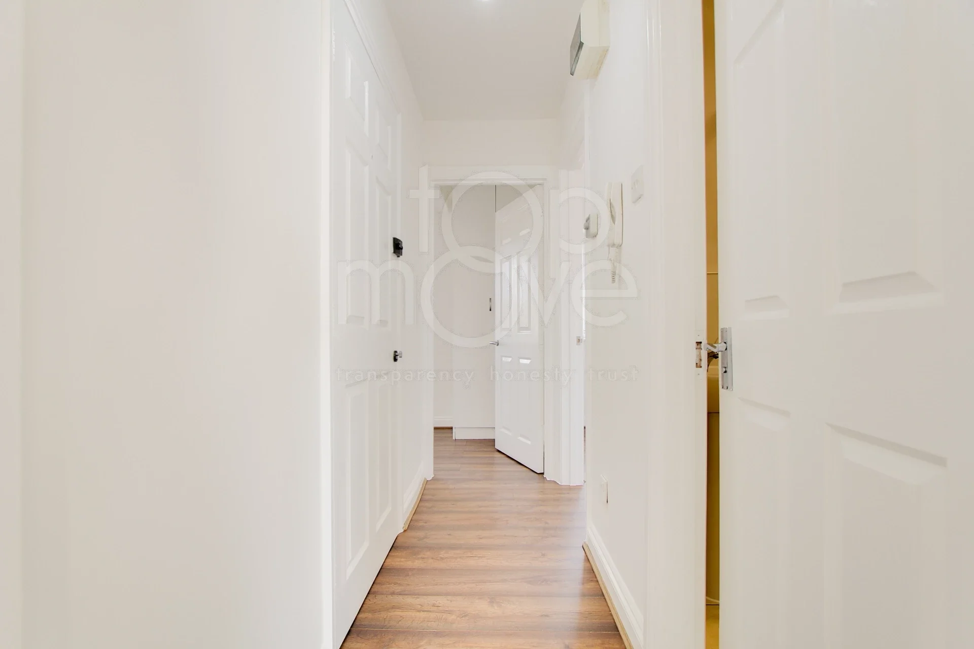 Flat Meopham Road in Greater London