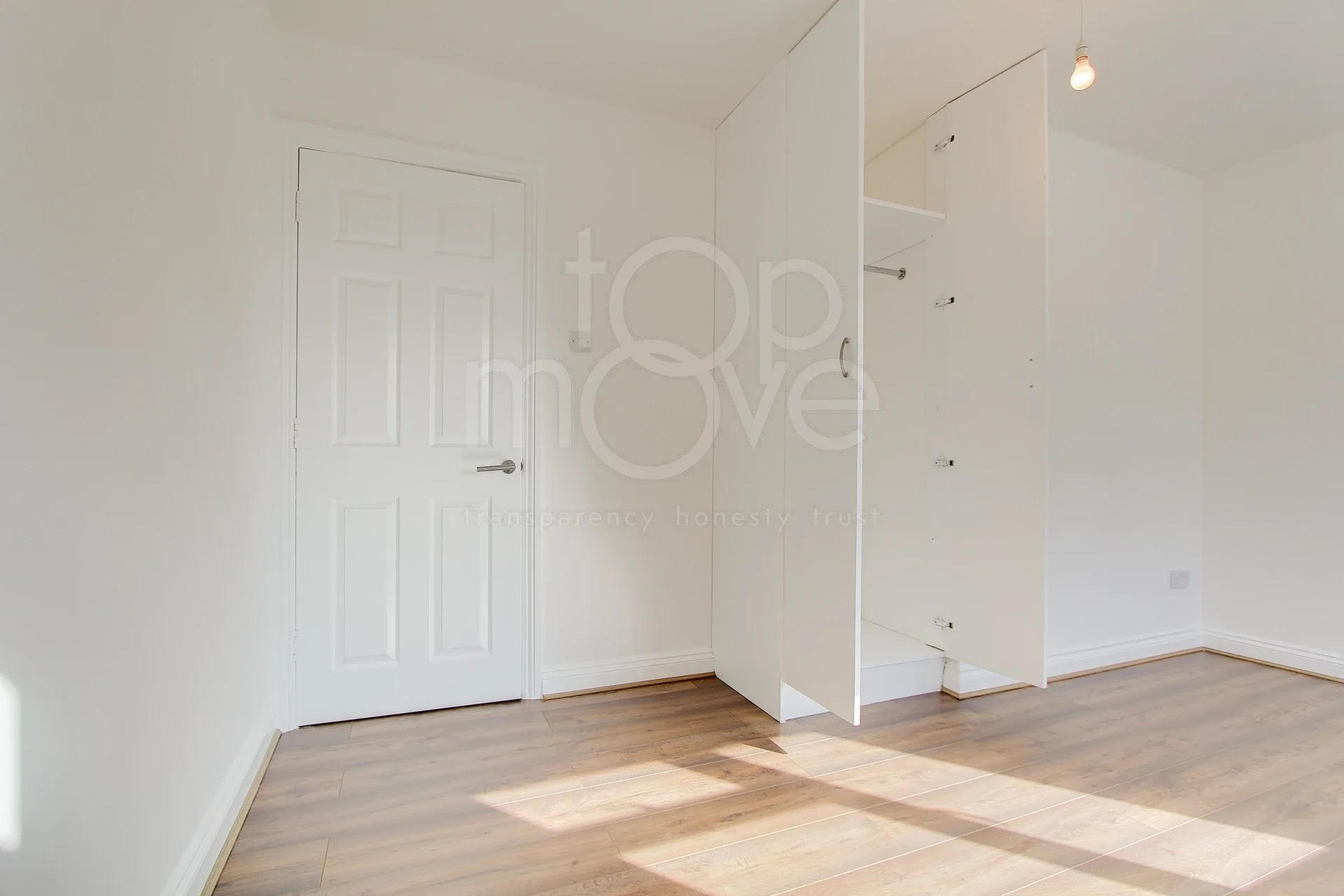Flat Meopham Road in Greater London