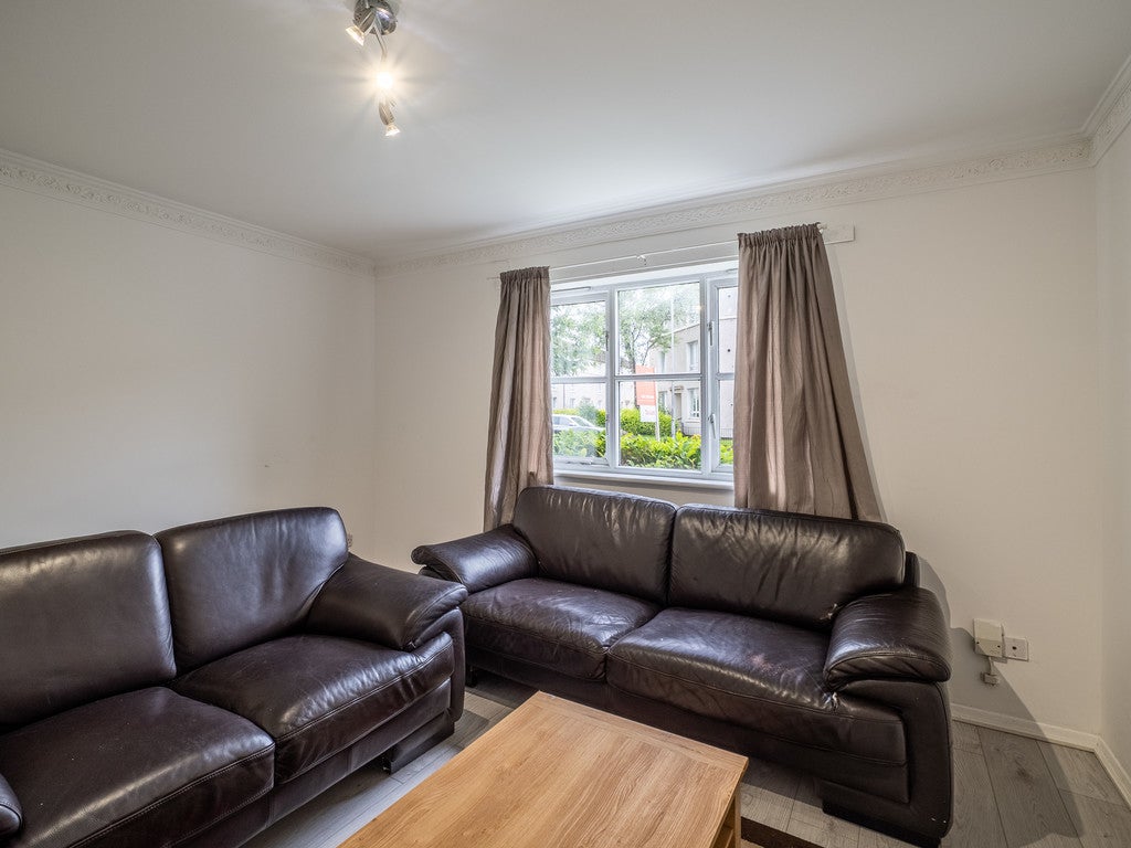 Flat Old Shettleston Road in Glasgow