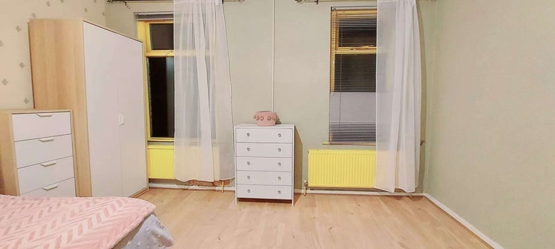 Room Broadfield Road in Manchester