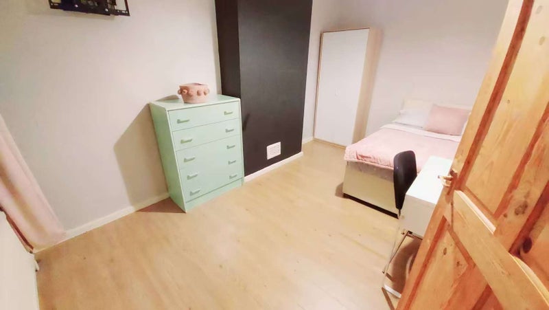 Room Broadfield Road in Manchester