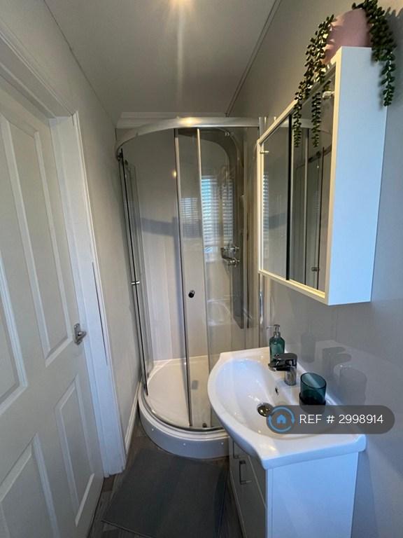 Room Beverley Mews in Crawley