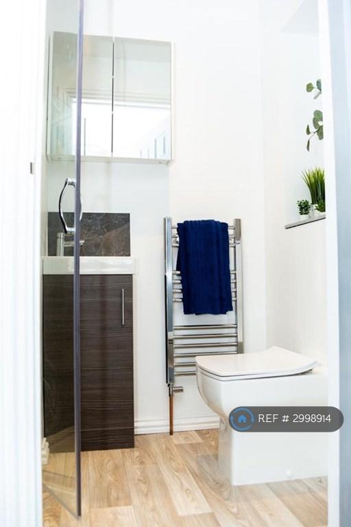 Room Beverley Mews in Crawley