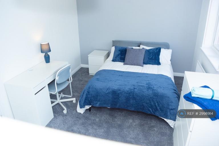 Room Beverley Mews in Crawley
