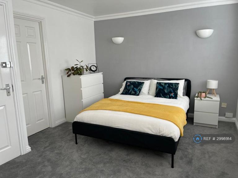 Room Beverley Mews in Crawley