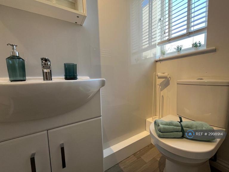 Room Beverley Mews in Crawley