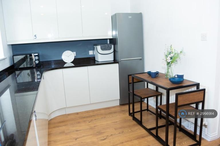 Room Beverley Mews in Crawley