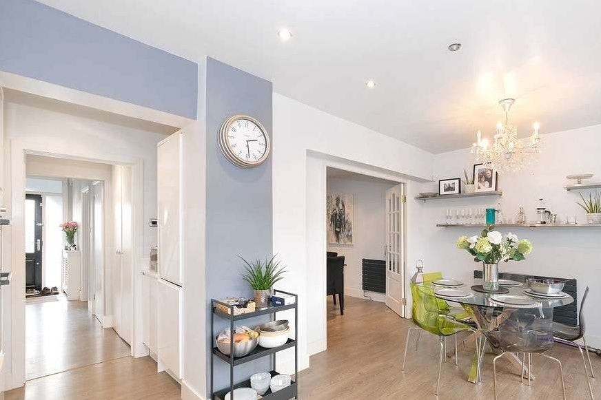 Flat Springfield Drive in Greater London