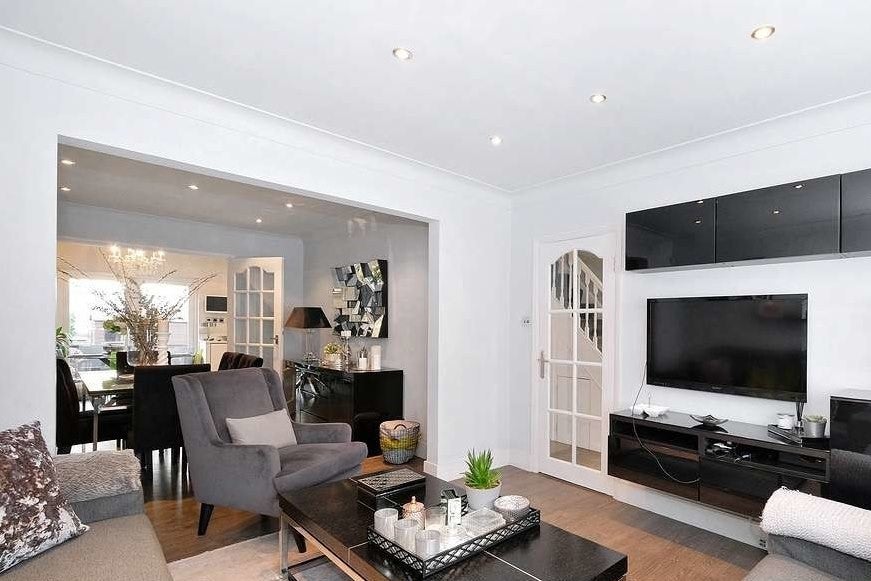 Flat Springfield Drive in Greater London