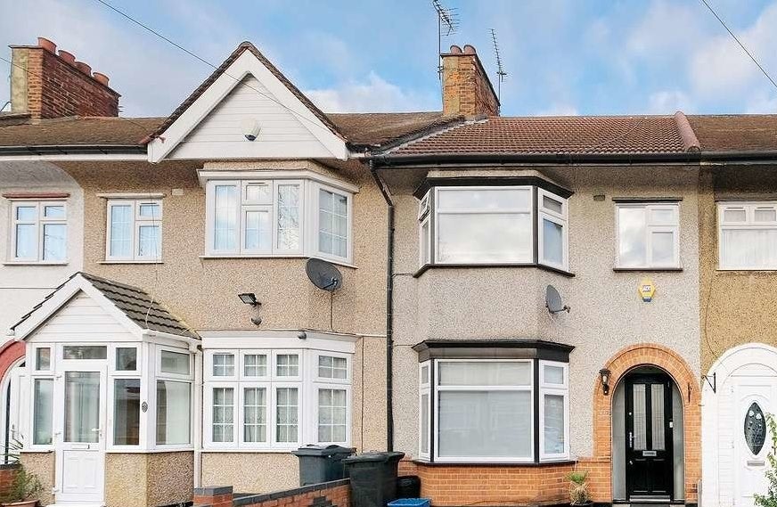 Flat Springfield Drive in Greater London