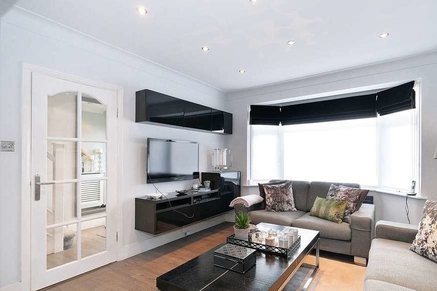Flat Springfield Drive in Greater London