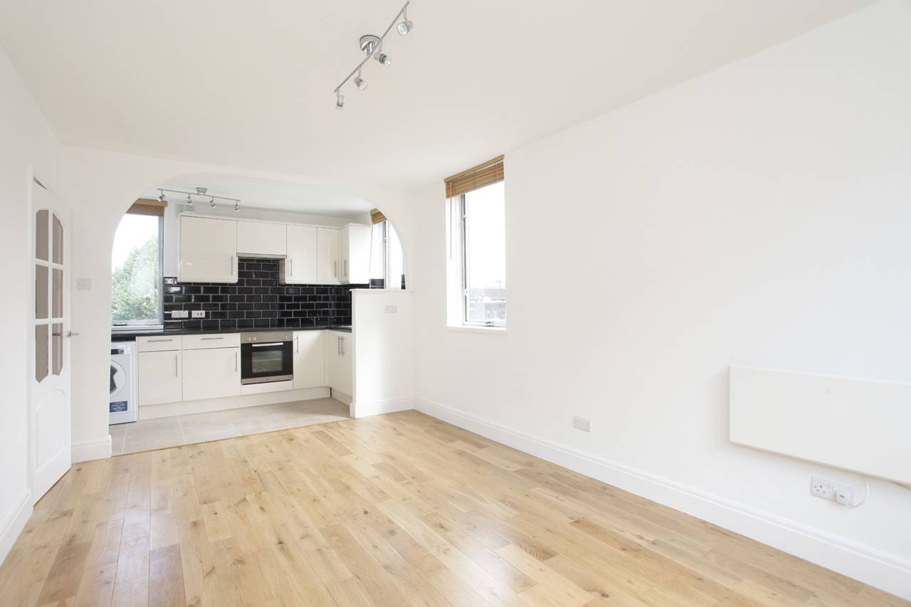 Flat Loudoun Road in City of Westminster