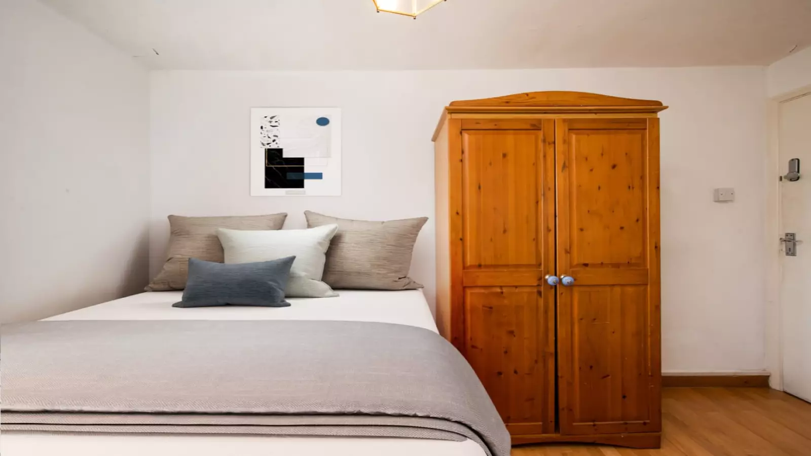 Flat Telford Road in Greater London