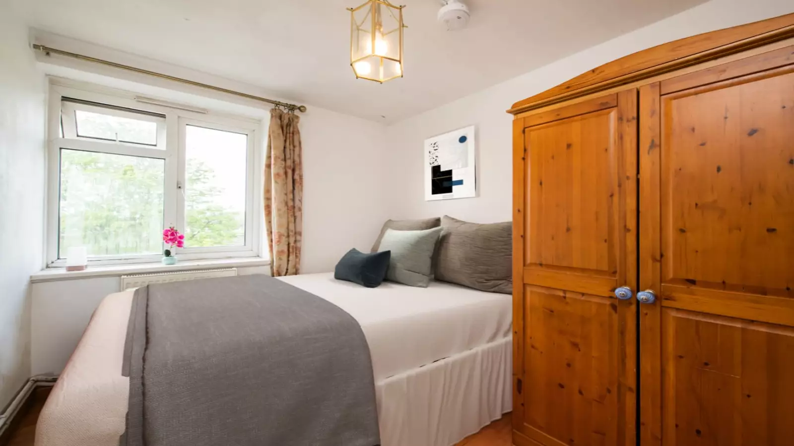 Flat Telford Road in Greater London
