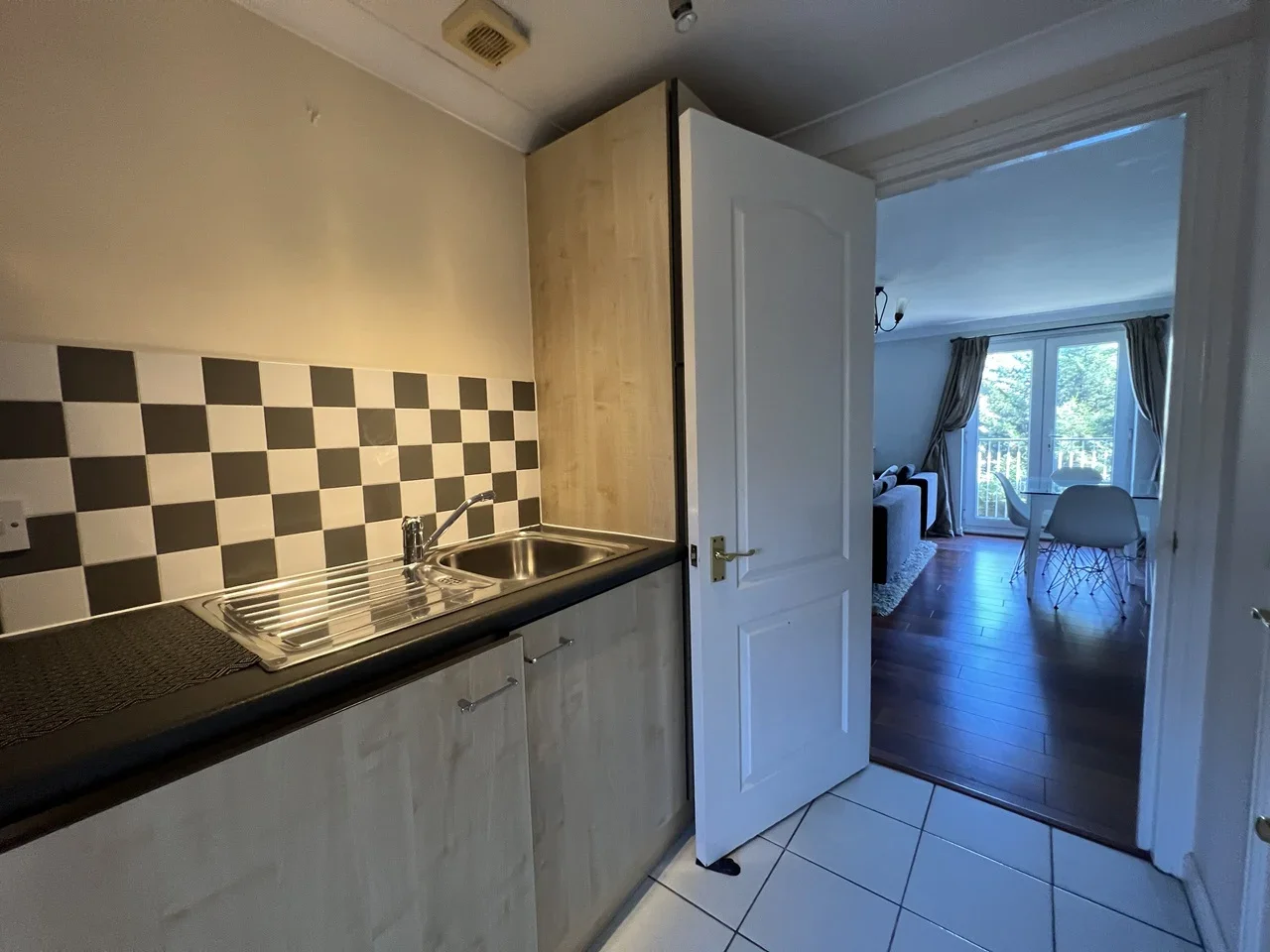 Flat Schooner Close in Greater London