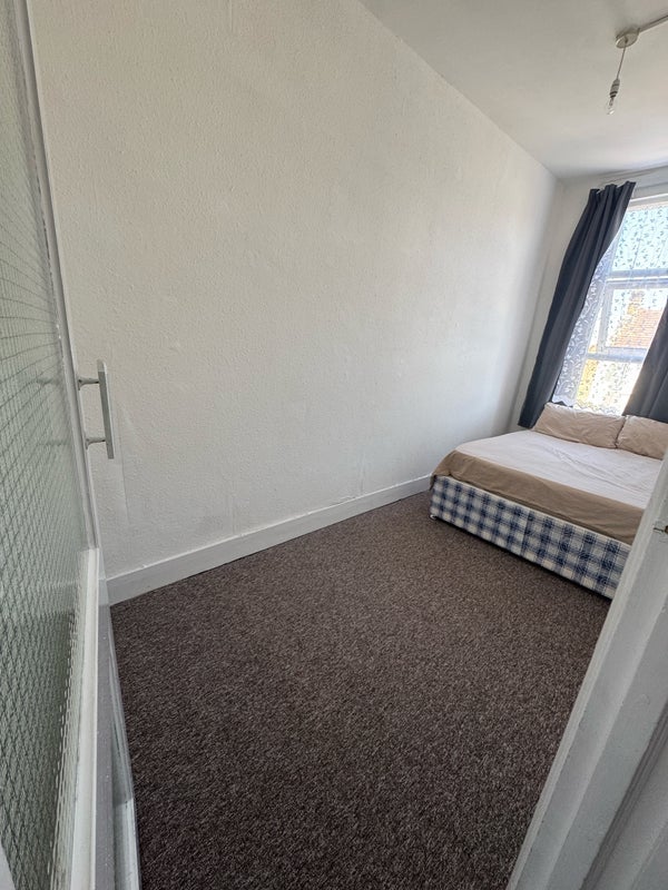 Room Atherton Road in Greater London